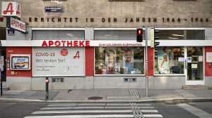 Frontansicht der Apotheke bei Tageslicht