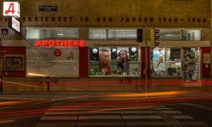 Apotheke mit Lichtstreifen in der Nacht